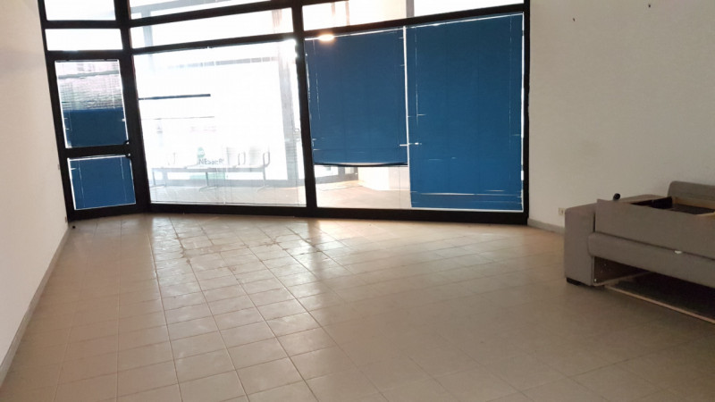 In zona di passaggio pedonale, proponiamo negozio di circa 60 mq. con ampie vetrine e dotato di b...