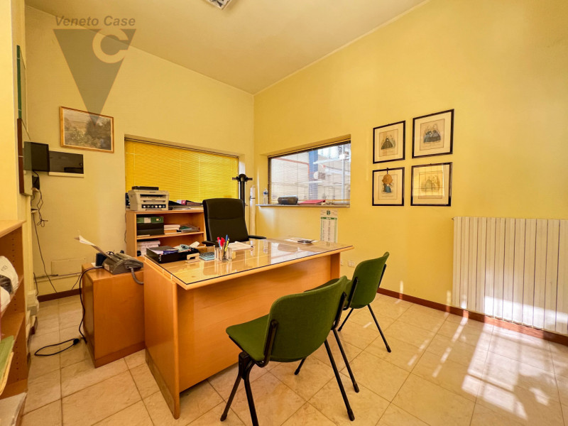 Proponiamo in vendita a Vigorovea di Sant'Angelo di Piove di Sacco capannone artigianale di circa...