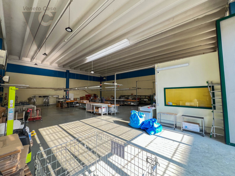 Proponiamo in vendita a Vigorovea di Sant'Angelo di Piove di Sacco capannone artigianale di circa...