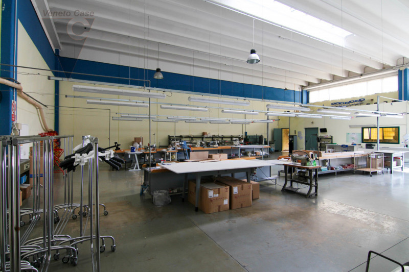 Proponiamo in vendita a Vigorovea di Sant'Angelo di Piove di Sacco capannone artigianale di circa...