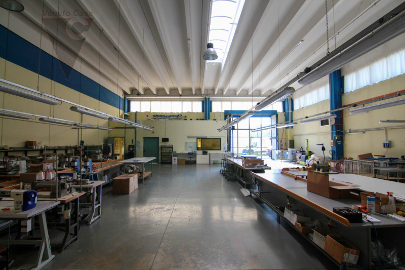 Proponiamo in vendita a Vigorovea di Sant'Angelo di Piove di Sacco capannone artigianale di circa...