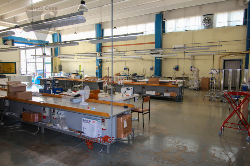 Proponiamo in vendita a Vigorovea di Sant'Angelo di Piove di Sacco capannone artigianale di circa...