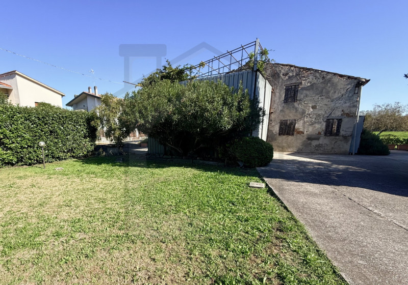 DUE CARRARE - Nel cuore della campagna veneta, nella tranquilla e riservata zona di Chiodare, pro...