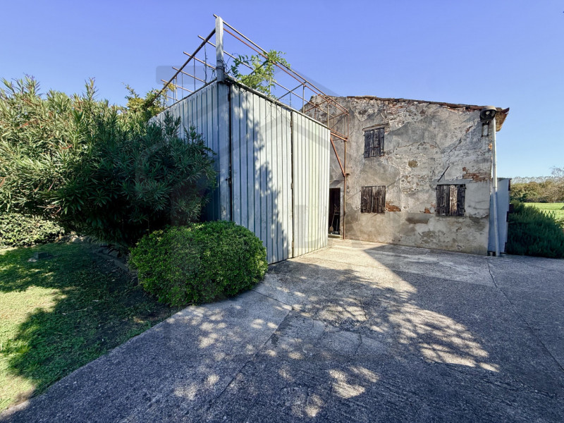 DUE CARRARE - Nel cuore della campagna veneta, nella tranquilla e riservata zona di Chiodare, pro...