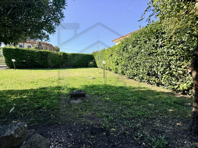 DUE CARRARE - Nel cuore della campagna veneta, nella tranquilla e riservata zona di Chiodare, pro...