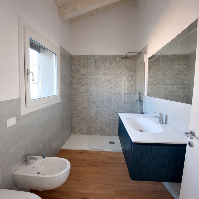 LONGARE. Ci troviamo in quartiere di recente costruzione, tranquillo e riparato dal traffico, nel...