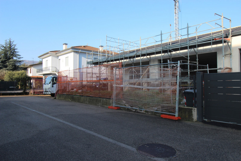 LONGARE. Ci troviamo in quartiere di recente costruzione, tranquillo e riparato dal traffico, nel...