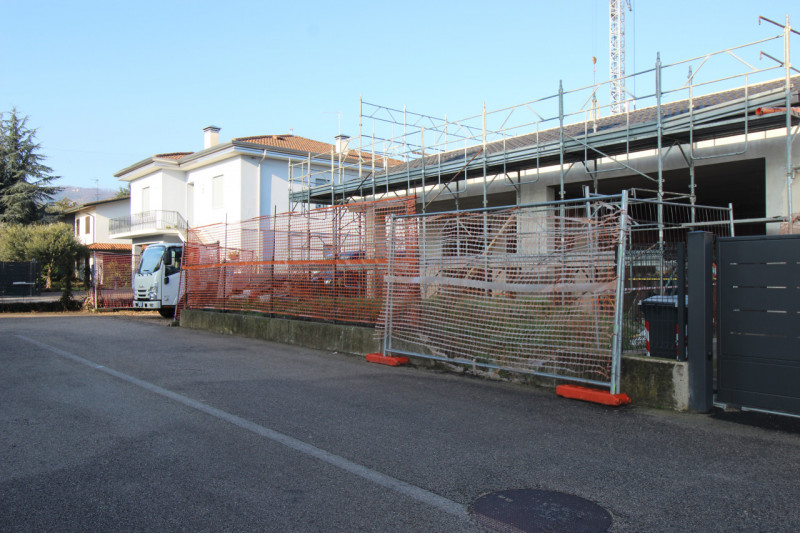 LONGARE. Ci troviamo in quartiere di recente costruzione, tranquillo e riparato dal traffico, nel...