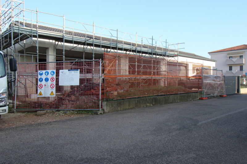 LONGARE. Ci troviamo in quartiere di recente costruzione, tranquillo e riparato dal traffico, nel...