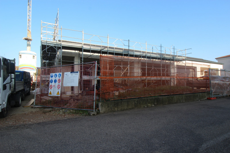 LONGARE. Ci troviamo in quartiere di recente costruzione, tranquillo e riparato dal traffico, nel...