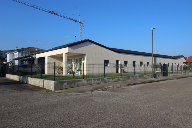 LONGARE. Ci troviamo in quartiere di recente costruzione, tranquillo e riparato dal traffico, nel...