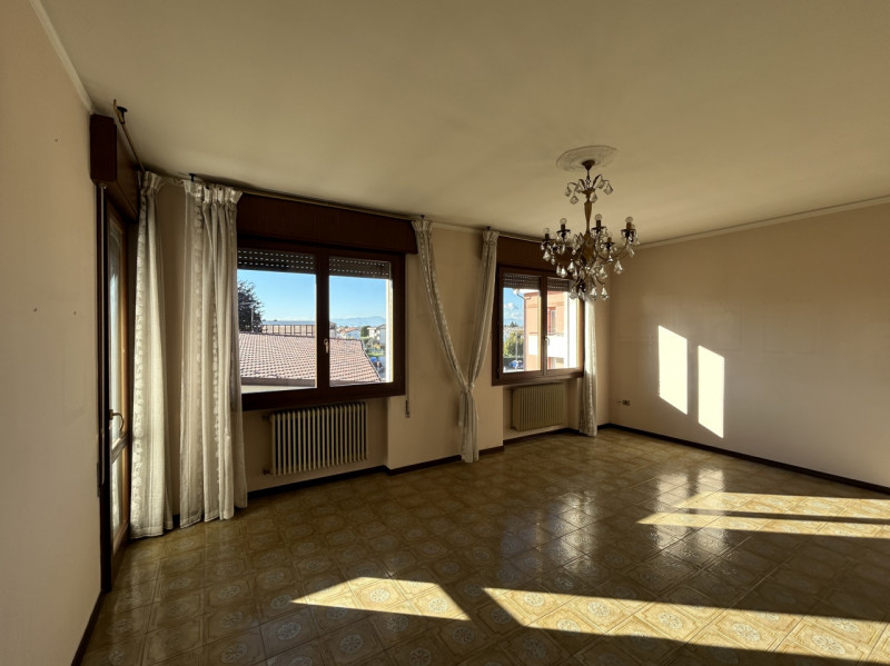 In pieno centro a Mestrino, a pochi passi da tutti i servizi ma lontano dal caos, si trova questo...