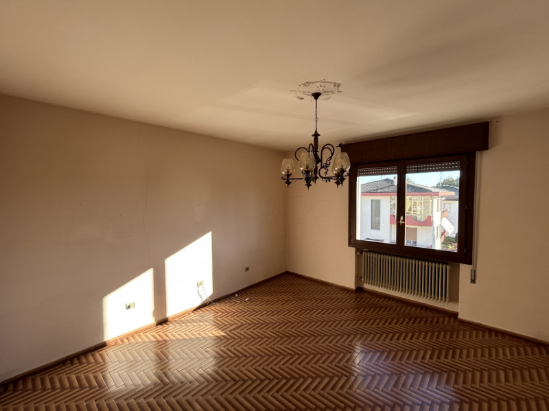 In pieno centro a Mestrino, a pochi passi da tutti i servizi ma lontano dal caos, si trova questo...