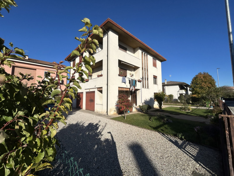 In pieno centro a Mestrino, a pochi passi da tutti i servizi ma lontano dal caos, si trova questo...