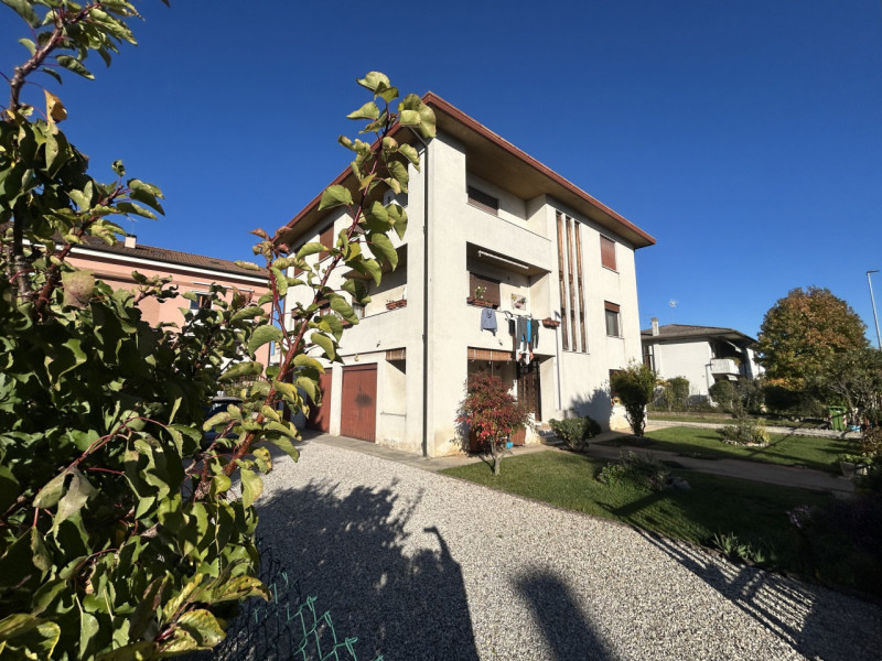 In pieno centro a Mestrino, a pochi passi da tutti i servizi ma lontano dal caos, si trova questo...