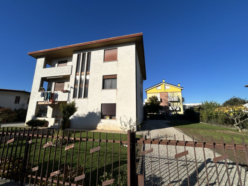 In pieno centro a Mestrino, a pochi passi da tutti i servizi ma lontano dal caos, si trova questo...