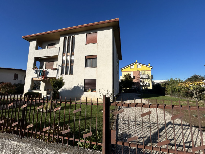 In pieno centro a Mestrino, a pochi passi da tutti i servizi ma lontano dal caos, si trova questo...