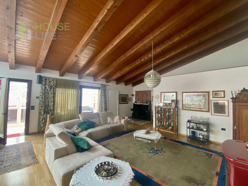 PIOVENE ROCCHETTE: elegante APPARTAMENTO in VILLA di circa 250 mq, disposto all'ultimo piano di 3...