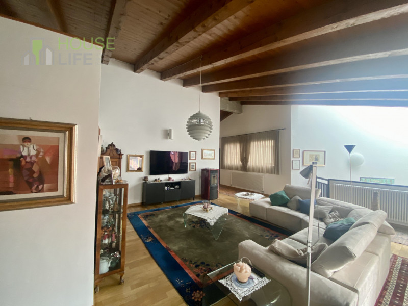 PIOVENE ROCCHETTE: elegante APPARTAMENTO in VILLA di circa 250 mq, disposto all'ultimo piano di 3...