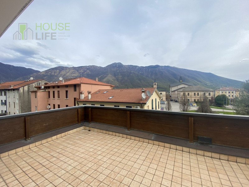 PIOVENE ROCCHETTE: elegante APPARTAMENTO in VILLA di circa 250 mq, disposto all'ultimo piano di 3...