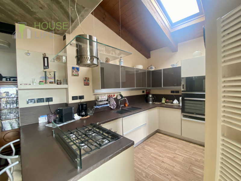 PIOVENE ROCCHETTE: elegante APPARTAMENTO in VILLA di circa 250 mq, disposto all'ultimo piano di 3...