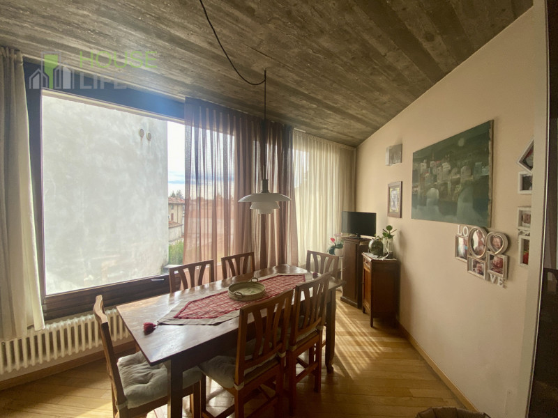 PIOVENE ROCCHETTE: elegante APPARTAMENTO in VILLA di circa 250 mq, disposto all'ultimo piano di 3...