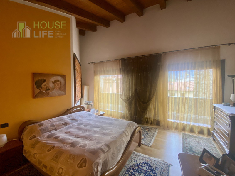 PIOVENE ROCCHETTE: elegante APPARTAMENTO in VILLA di circa 250 mq, disposto all'ultimo piano di 3...