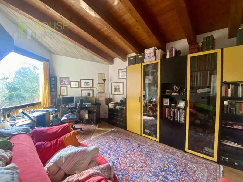 PIOVENE ROCCHETTE: elegante APPARTAMENTO in VILLA di circa 250 mq, disposto all'ultimo piano di 3...