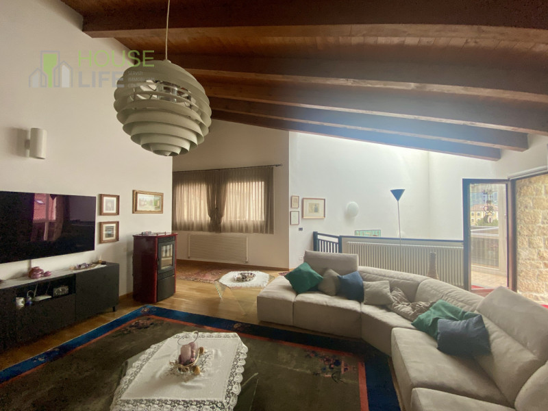 PIOVENE ROCCHETTE: elegante APPARTAMENTO in VILLA di circa 250 mq, disposto all'ultimo piano di 3...