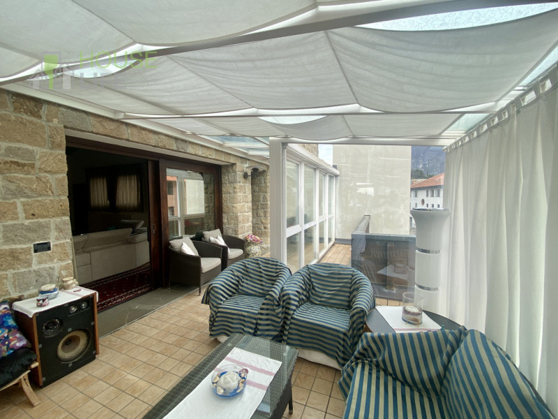 PIOVENE ROCCHETTE: elegante APPARTAMENTO in VILLA di circa 250 mq, disposto all'ultimo piano di 3...