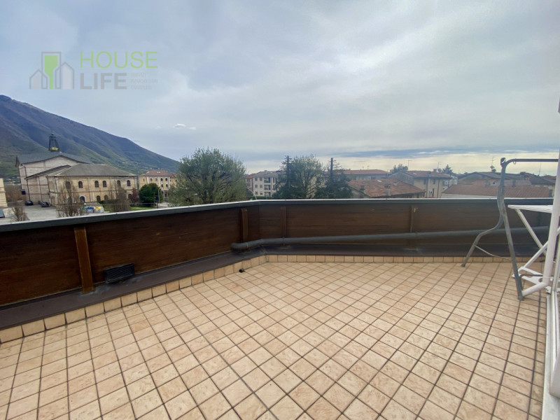 PIOVENE ROCCHETTE: elegante APPARTAMENTO in VILLA di circa 250 mq, disposto all'ultimo piano di 3...