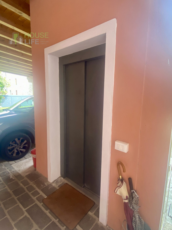 PIOVENE ROCCHETTE: elegante APPARTAMENTO in VILLA di circa 250 mq, disposto all'ultimo piano di 3...