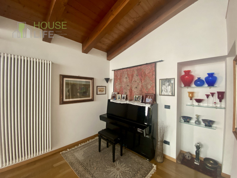 PIOVENE ROCCHETTE: elegante APPARTAMENTO in VILLA di circa 250 mq, disposto all'ultimo piano di 3...