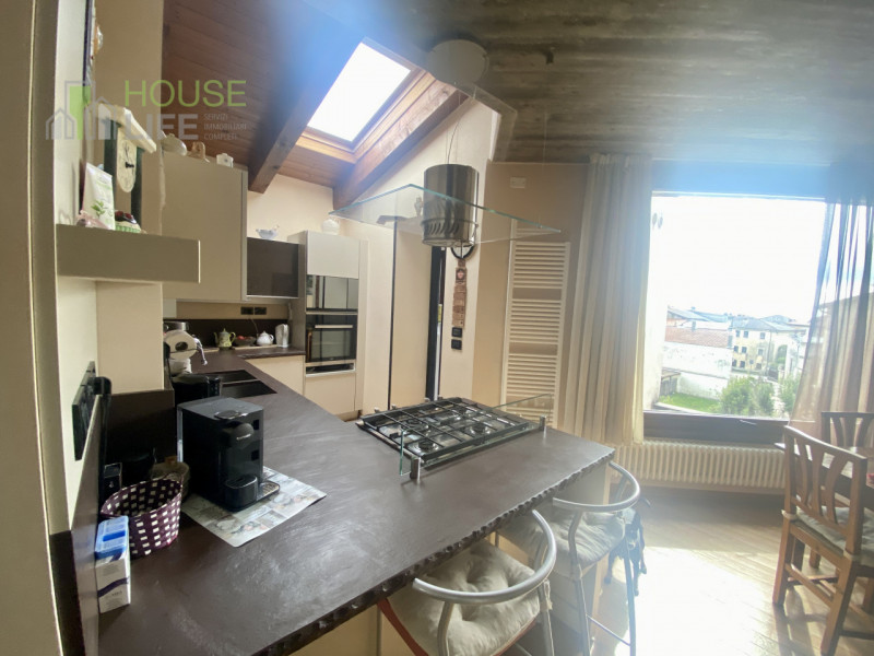 PIOVENE ROCCHETTE: elegante APPARTAMENTO in VILLA di circa 250 mq, disposto all'ultimo piano di 3...