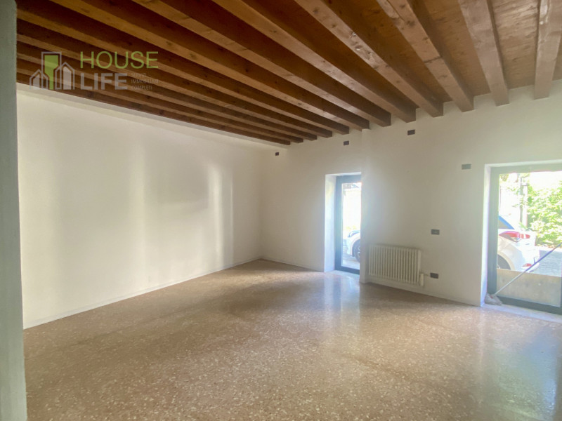 SCHIO - Centro: in posizione comoda al centro, vendesi NEGOZIO-UFFICIO vetrinato, piano terra. Po...