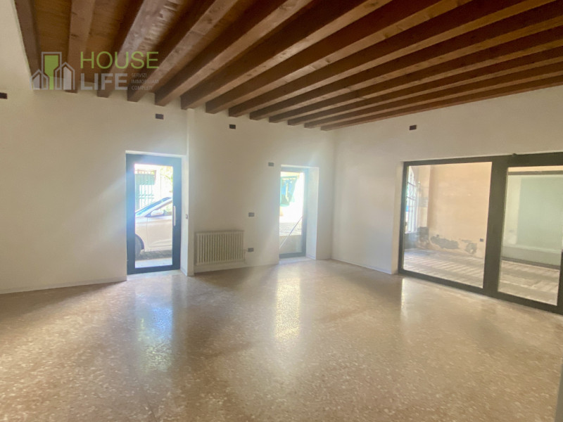 SCHIO - Centro: in posizione comoda al centro, vendesi NEGOZIO-UFFICIO vetrinato, piano terra. Po...