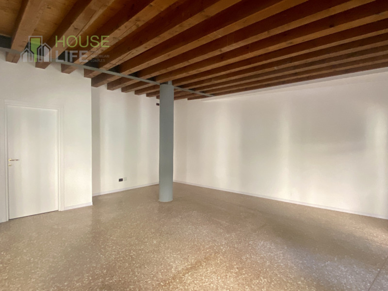 SCHIO - Centro: in posizione comoda al centro, vendesi NEGOZIO-UFFICIO vetrinato, piano terra. Po...