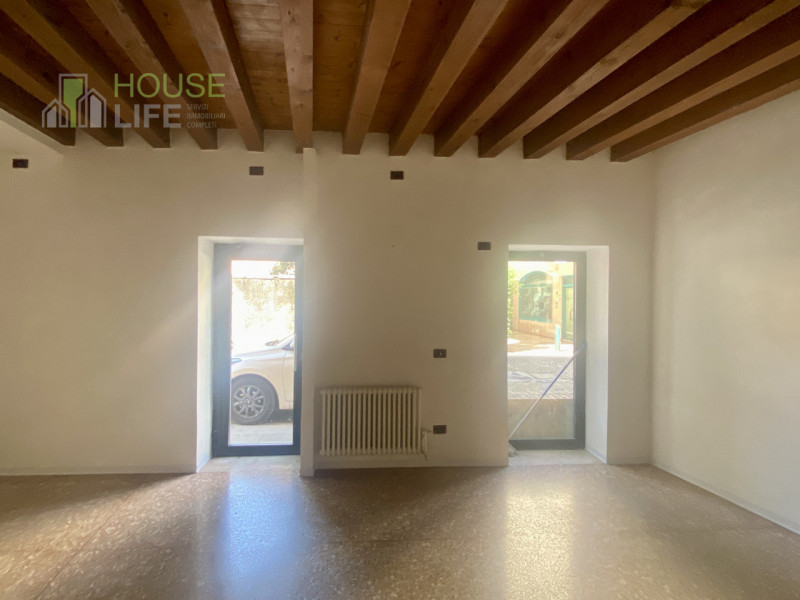 SCHIO - Centro: in posizione comoda al centro, vendesi NEGOZIO-UFFICIO vetrinato, piano terra. Po...