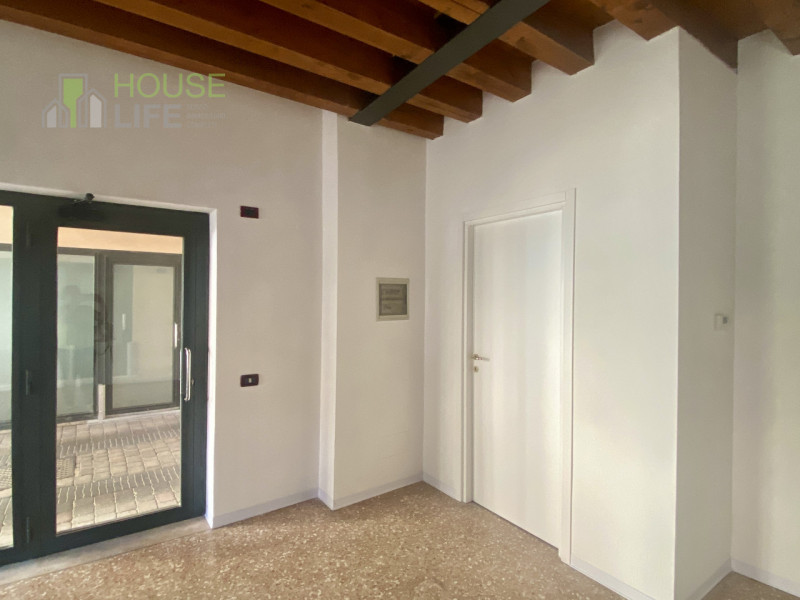 SCHIO - Centro: in posizione comoda al centro, vendesi NEGOZIO-UFFICIO vetrinato, piano terra. Po...