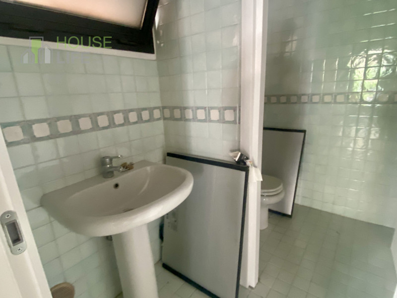 SCHIO - Centro: in posizione comoda al centro, vendesi NEGOZIO-UFFICIO vetrinato, piano terra. Po...