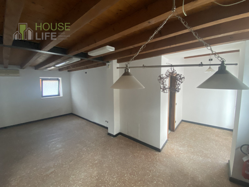 SCHIO - Centro: in posizione comoda al centro, vendesi NEGOZIO-UFFICIO vetrinato, piano terra. Po...