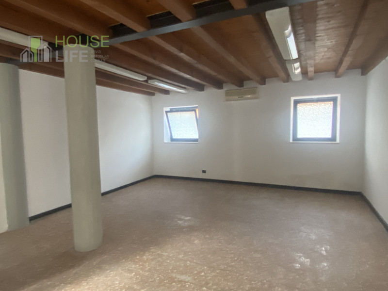 SCHIO - Centro: in posizione comoda al centro, vendesi NEGOZIO-UFFICIO vetrinato, piano terra. Po...