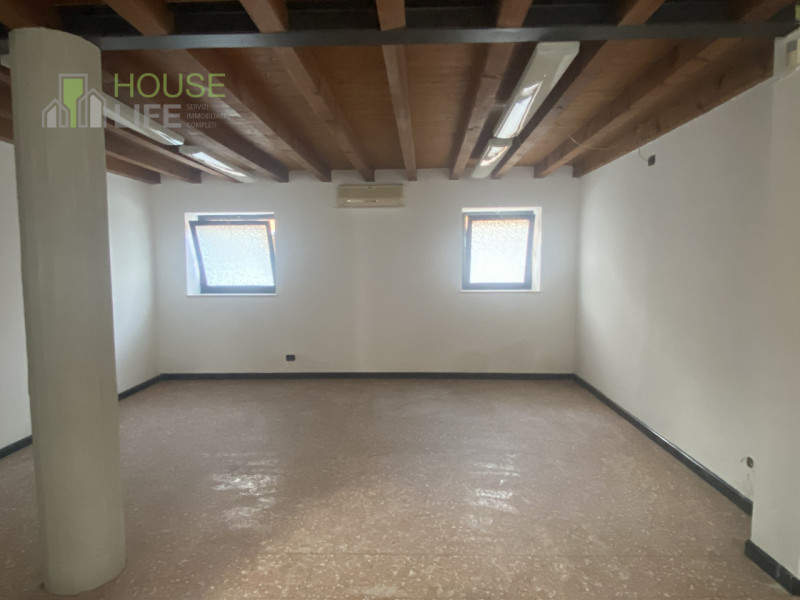 SCHIO - Centro: in posizione comoda al centro, vendesi NEGOZIO-UFFICIO vetrinato, piano terra. Po...