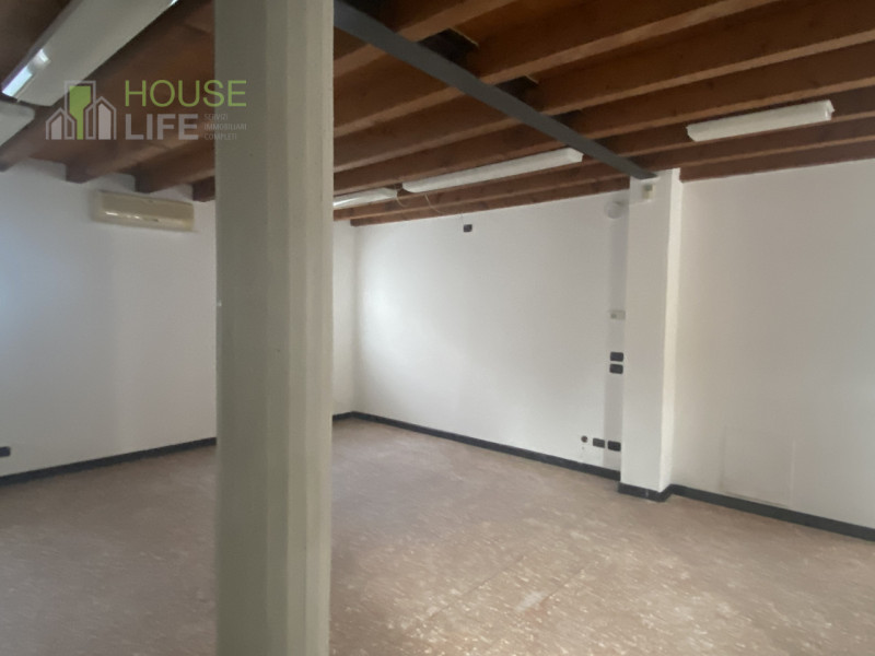 SCHIO - Centro: in posizione comoda al centro, vendesi NEGOZIO-UFFICIO vetrinato, piano terra. Po...