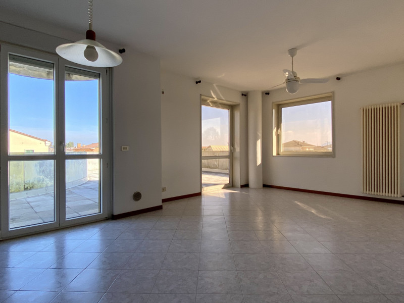 In posizione comoda al centro del paese, all’interno di un condominio curato e ben abitato, propo...