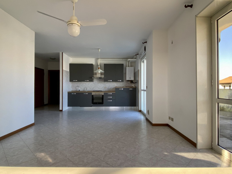 In posizione comoda al centro del paese, all’interno di un condominio curato e ben abitato, propo...