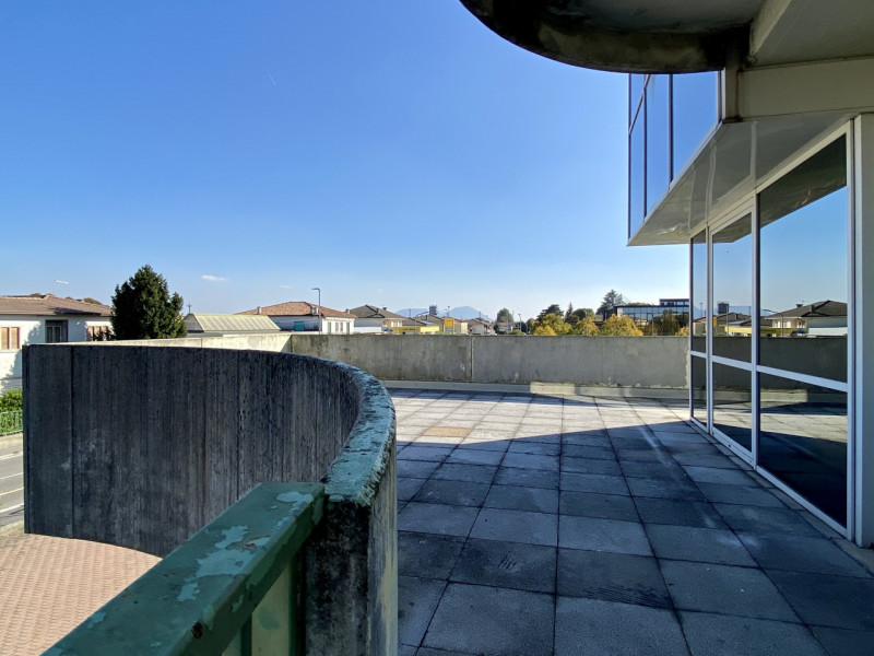 In posizione comoda al centro del paese, all’interno di un condominio curato e ben abitato, propo...