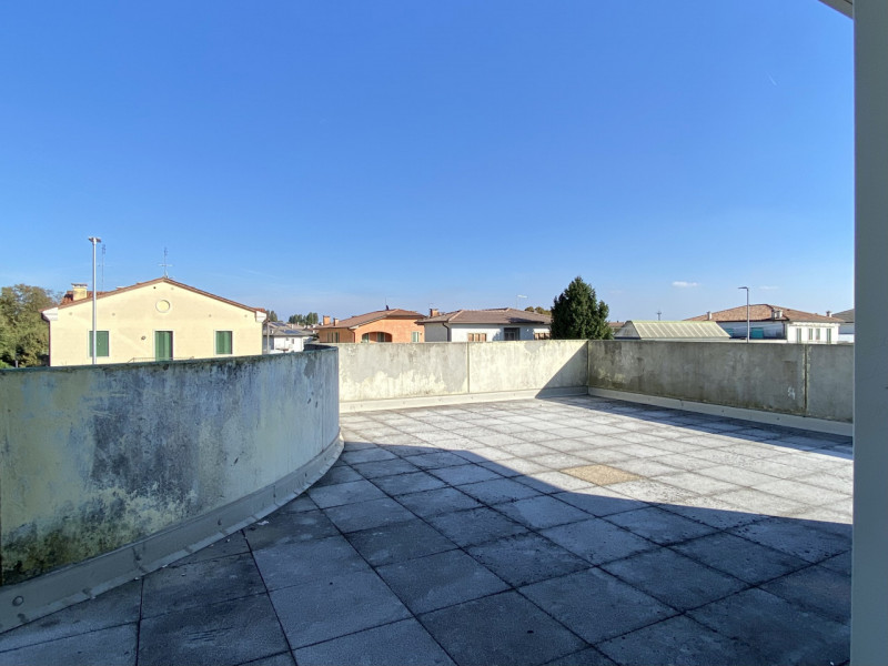 In posizione comoda al centro del paese, all’interno di un condominio curato e ben abitato, propo...