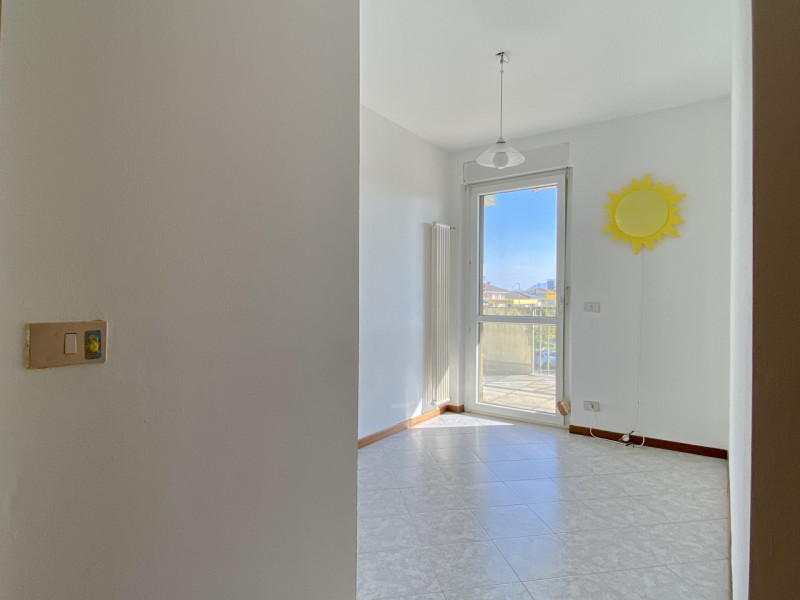 In posizione comoda al centro del paese, all’interno di un condominio curato e ben abitato, propo...