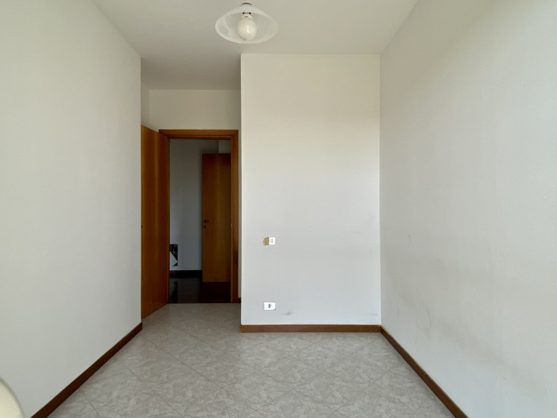 In posizione comoda al centro del paese, all’interno di un condominio curato e ben abitato, propo...